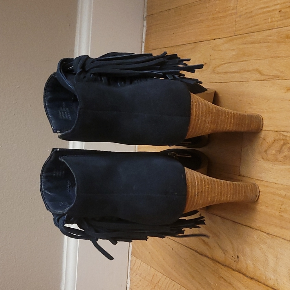 Very volatile booties. Navy blue. Suede